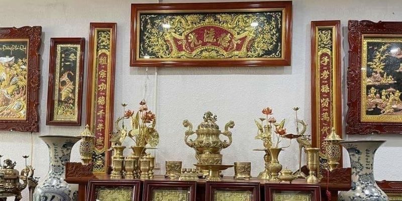 Câu đối bằng đồng chạm khắc tinh xảo