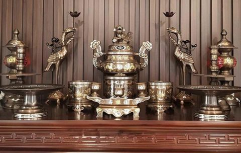 Bộ đồ thờ bằng đồng đầy đủ gồm những gì cho bàn thờ gia đình.