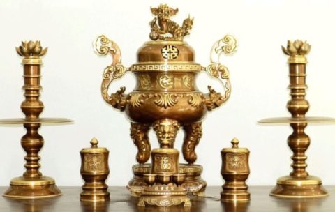 Cách đặt chóe trên bàn thờ chuẩn phong thủy truyền thống