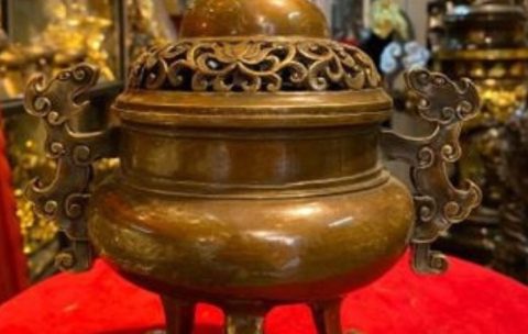 Đốt trầm hương viên trong Đỉnh Đồng