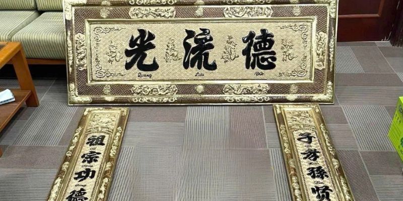 Câu đối bằng đồng chạm khắc tinh xảo