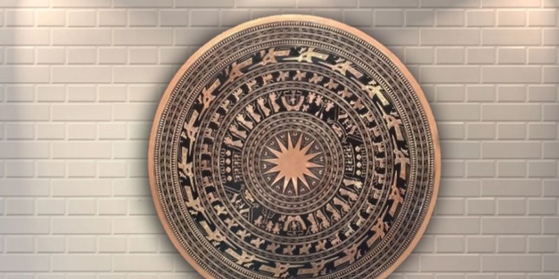 Mặt trống đồng thiết kế theo họa tiết cổ truyền.