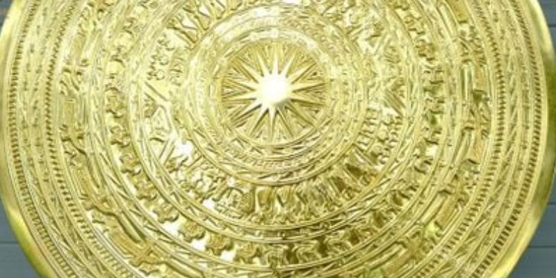 Mặt trống đồng đồng vàng bền đẹp theo thời gian.