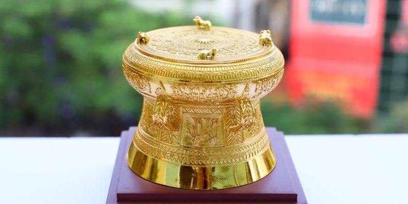 Quả trống đồng giả cổ trang trí phòng khách.