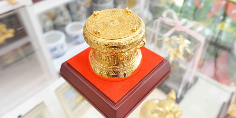 Mẫu quả trống đồng mini trưng bày phong thủy.