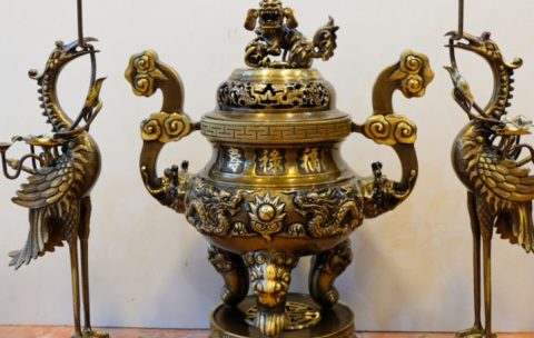 Ý nghĩa bộ đỉnh đồng trong văn hóa thờ tự lâu đời.