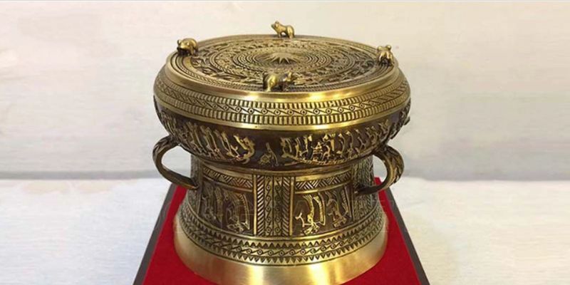 Quả trống đồng thủ công hoa văn truyền thống.