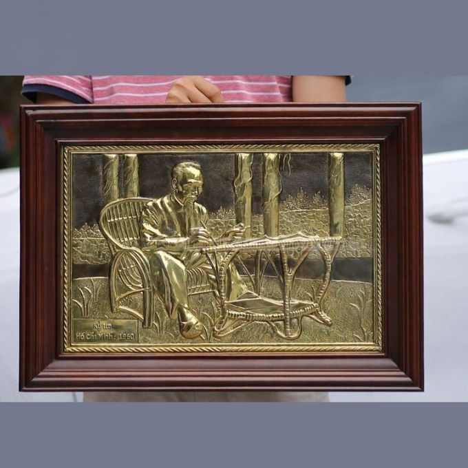 Tranh đồng bác hồ ngồi làm việc | Biểu tượng đạo đức, trí tuệ